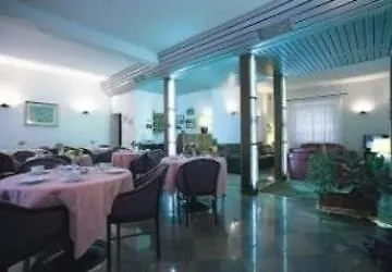 Adria فندق 3*
